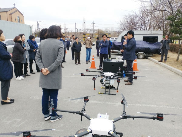 서북구보건소가 지난 14일 청수공원에서 드론을 이용한 항공방제 시연회 모습