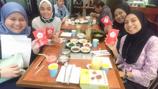 한-말레이시아 한류·할랄 전시회 연계 한식당 이벤트에 참여한 말레이시아 현지인들