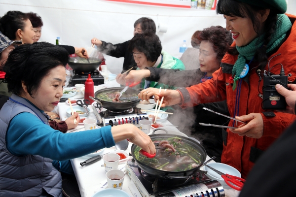 제20회 동백꽃주꾸미 축제, 주꾸미 샤브샤브를 먹는 관광객들