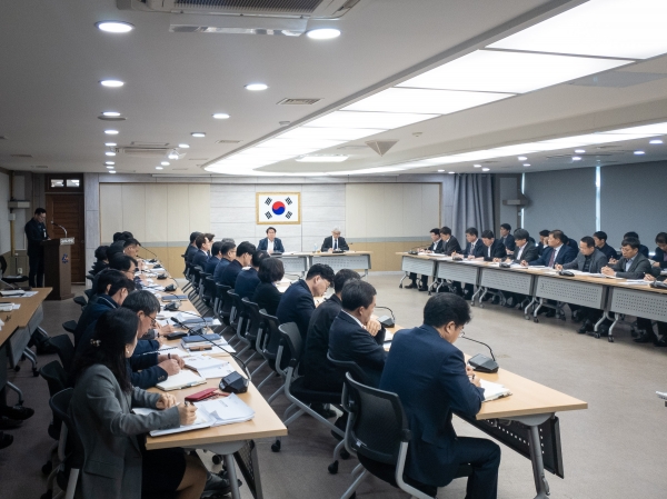 오세현 아산시장이 간부회의에서 시장 당부사항에 대한 보고를 받고 있다.