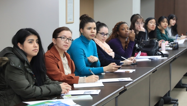 18일 개강한 한국어 교실에 참석해 열심히 공부하는 있는  외국인 주민