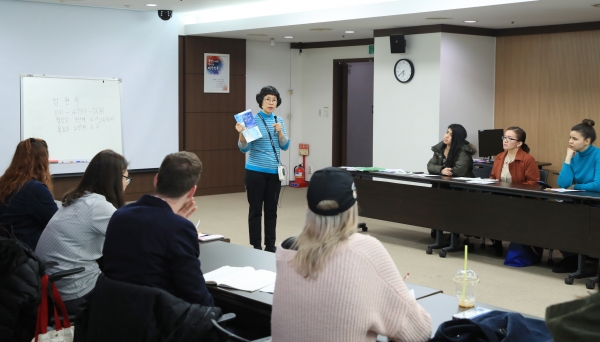 18일 개강한 한국어 교실에 참석해 열심히 공부하는 있는  외국인 주민
