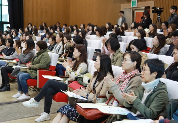 19일 대전교육과학연구원 대강당에서 대전지역 초‧중‧고 학부모 300여명을 대상으로 대전교육에 대한 주요 관심사항에 대해 토론의 시간 가져