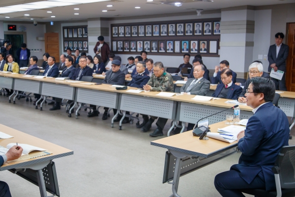 오세현 아산시장이 기관단체장 및 시민들에게 미세먼지 종합대책 설명