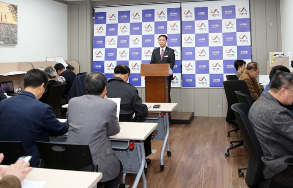 최병렬 환경생태과장 시청 브리핑룸에서 브리핑 모습