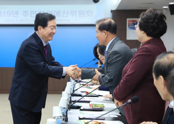 2019 주민참여예산위원회 위원들과 인사를 나누는 장 구청장