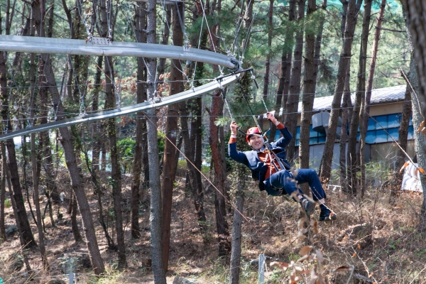 경남 거제시 포로수용소 유적공원 짚와이어 체험에 나선 청양군 공직자