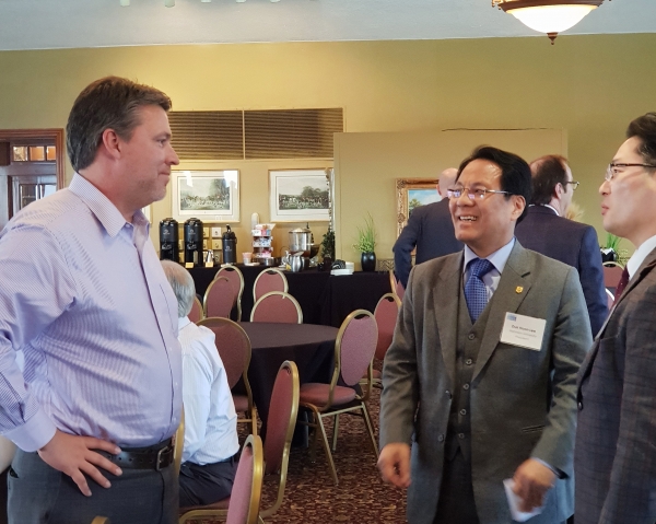 이덕훈 한남대 총장(가운데)이 APCU 의장인 University of Pikeville의 버튼 웹 총장과 협력방안 등에 대해 대화를 나누고 있다.