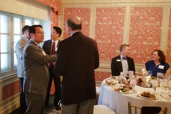 이덕훈 한남대 총장(맨 왼쪽)이 APCU 소속대학의 총장들과 의견을 교환하고 있다.