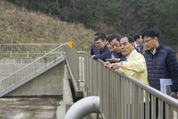 전남 무안 현경양배수장에서 김인식 사장(오른쪽에서 두번째)이 사업추진현황 및 안전현황을 점검하고 있다