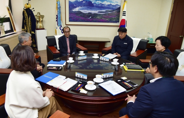 ‘사회공헌 자문위원회’를 발족시키고 21일 대전 본사에서 첫 회의를 개최했다. 이날 회의에선 사회공헌 활동을 보다 알차고 내실있게 만들 수 있는 다양한 방안들이 논의됐다.(왼쪽에서 시계 반대방향으로 세번째 조폐공사 정상윤 기획이사)