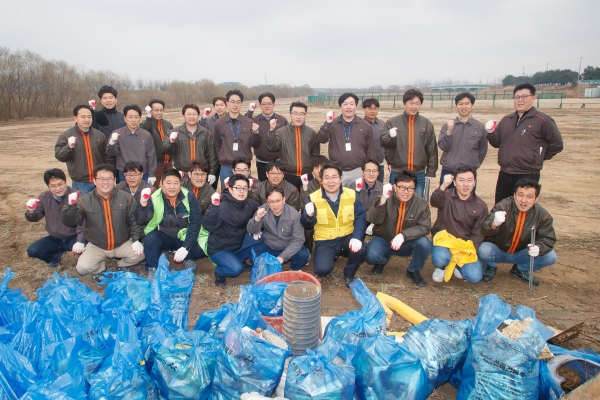 한화에어로스페이스(주) 하천 대청소 활동 모습