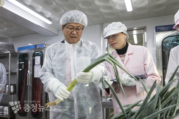 사진은 22일 최교진 세종시교육감이 조치원대동초등학교를 방문하여 식재료를 직접 검수하고 있다.