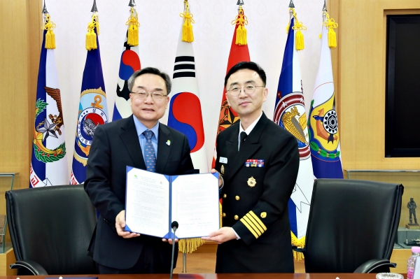 윤영균(좌측) 한국산림복지진흥원장이 21일 충남 계룡시 해군본부에서 열린 '산림복지서비스 지원 확대를 위한 업무협약식'에서 박정태 해군본부 의무실장과 기념촬영