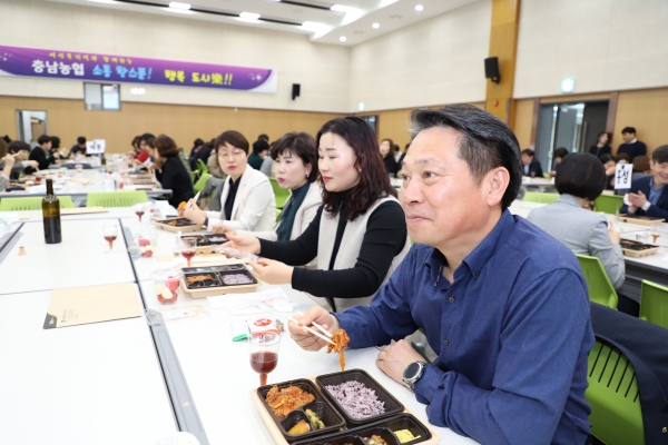 조소행 농협 충남지역본부장이 여성복지 담당자들과 함께 행복한 농촌을 만들어 가기 위해 마련한 「소통 한스픈, 행복 도시樂」을 진행하고 있다.