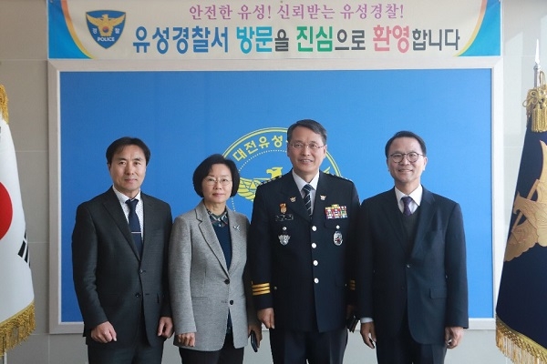 선병원재단과 유성경찰서가 병원 내에서 보다 안전한 진료 환경을 제공하기 위한 업무 협약을 체결했다. 왼쪽부터 김주인 유성선병원 행정본부장, 김영임 유성선병원 간호국장, 심은석 유성경찰서장, 이규은 선병원재단 경영총괄원장.