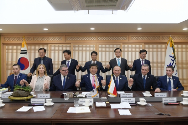 폴란드 크로토신시 프란치섹 마츠샤웩(Franciszek Marszałek)시장을 단장으로 비엘코폴스카주 부 주지사 등 크로토신시 대표단 논산시 방문