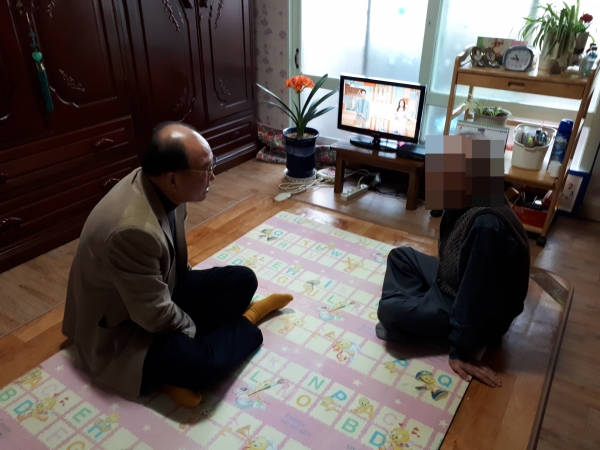 박종민 염치읍장이 복지대상자 가정 방문 하고 있다.