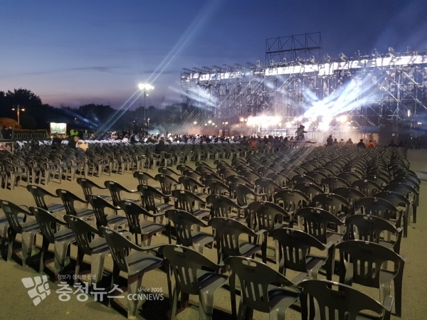 초대가수 공연 중에도 빈자리가 수두룩한 모습