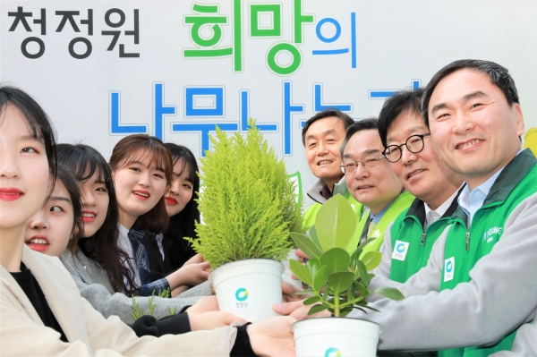 윤영균(우측 세 번째) 한국산림복지진흥원장이 26일 서울 청계광장에서 열린 2019 희망의 나무나누기 행사에서 임정배(맨 우측)  대상(주) 대표이사 등 관계자들과 기념촬영