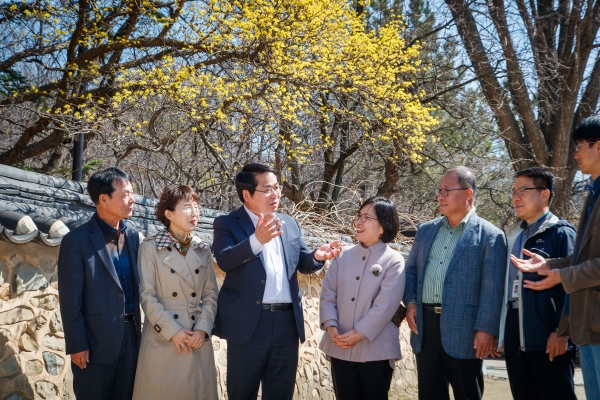 건재고택을 찾아 현장 점검을 하는 오세현 아산시장과 이준봉 외암민속마을 보존회장, 이규정 외암1리 이장, 문화유산과 직원들