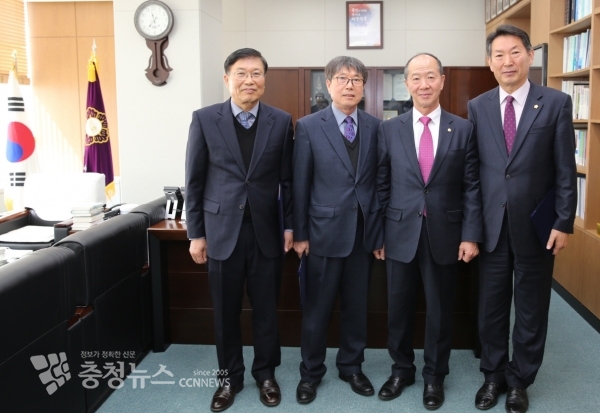 이승구 의장, 결산 검사위원 3명의 위원들과 함께 / 충청뉴스 최형순 기자