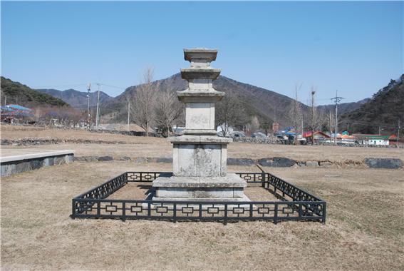 성주사지 동삼층석탑(북에서).