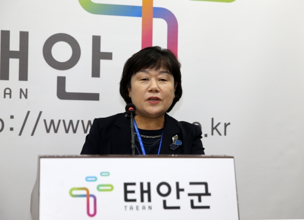 28일 정례브리핑 중인 신명순 복지증진과장