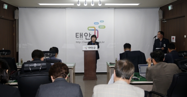 28일 정례브리핑 중인 신명순 복지증진과장