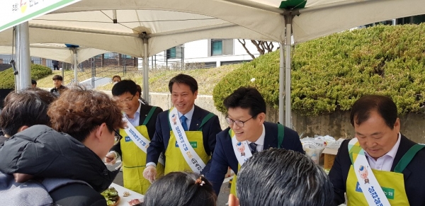 조소행 충남농협 본부장은 김정섭 공주시장, 차재희 농협 공주시지부장, 이은승 세종공주축협조합장 등과 한돈 시식 및 나눔행사
