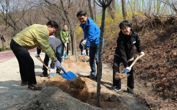 식목일 기념 나무심기 행사 모습