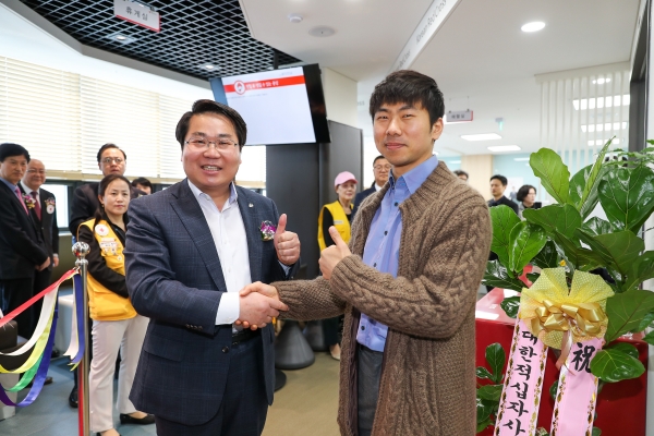 헌혈의집 아산센터 1호 헌혈자 차준영(34, 권곡동)씨와 함께한 오세현 아산시장