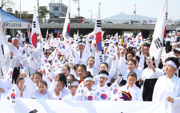 29일 오후 구암교에서 정용래 유성구청장이 구민 350여 명과 함께 유성장터 만세운동 거리행진에 앞서 만세삼창