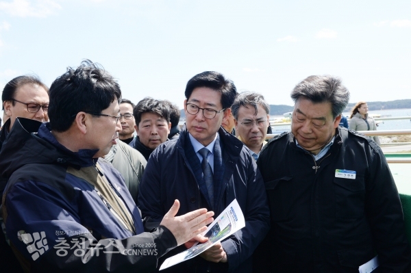 맹정호 서산시장, 양승조 지사, 가세로 태안군수가 부남호 역간척 추진상황을 점검하고 있다.