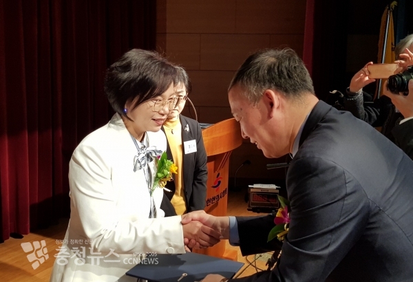 김연 충남도의원(왼쪽)이 보건복지부상을 전달받고 있다.