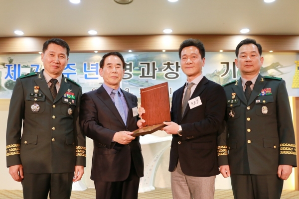 계룡건설 故 이인구 명예회장, 자랑스런 공병인 대상 수상/오른쪽에서 두 번째가 이승찬 사장