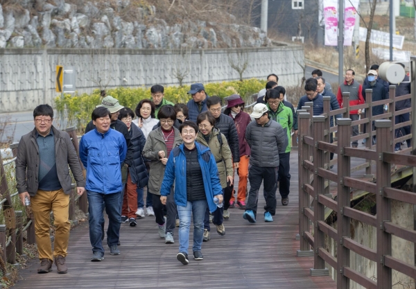 박정현 대덕구청장이 대청호뮤직페스티벌을 한주 앞둔 지난 주말 간부공무원들과 함께 용정초등학교부터 대청공원까지 도보로 이동하며 금강변 산책로와 인근 시민편의시설들을 점검했다.