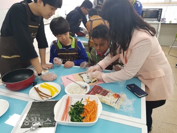 인도 만탄학교 학생들이 아름중학교 학생들과 김밥을 만들고 있다.