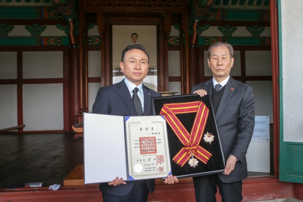 1일 천안시 병천면 유관순 열사 사적지에서 열린 3.1운동 100주년 기념 아우내 독립만세운동 순국자 추모제에서 유 열사의 조카 유장부 씨(오른쪽)가 유 열사에게 추서된 건국훈장 대한민국장(1등급)을 구본영 천안시장(왼쪽)에게 기증하고 있다.