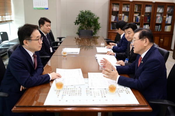 김석환 홍성군수, 혁신도시 지정 행보_국토부 방문 업무 협의 모습