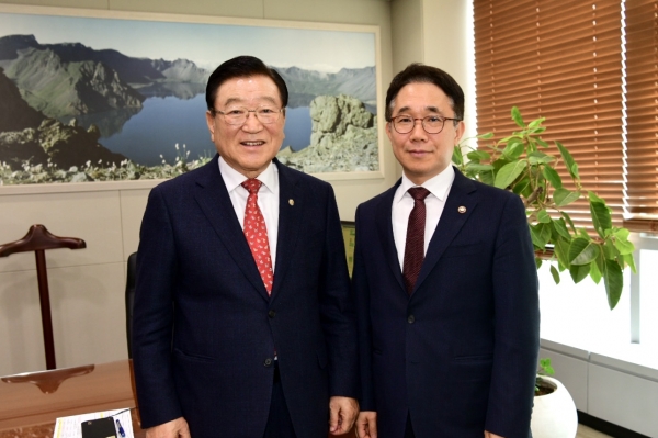 김석환 홍성군수, 혁신도시 지정 행보_좌 김석환 홍성군수, 우 박선호 국토부 제1차관