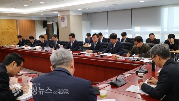 2일 도청 중회의실에서 개최한 실국원장회의