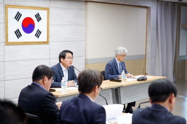 4월 확대간부회의를 진행하고 있는 오세현 시장