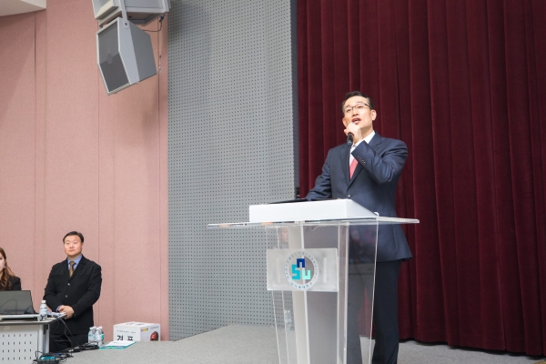 대외국제교류처장 윤태훈 교수가 환영사를 하고 있다.