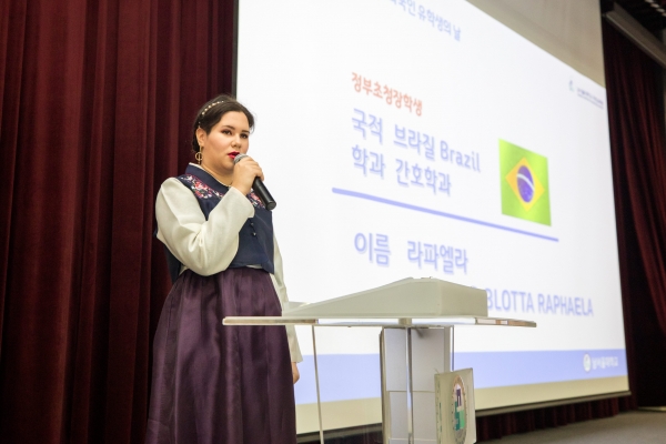 브라질 유학생 라파엘라(남서울대 간호학과 2학년)가 유학생 대표로 유학생활에 대해 말하고 있다.
