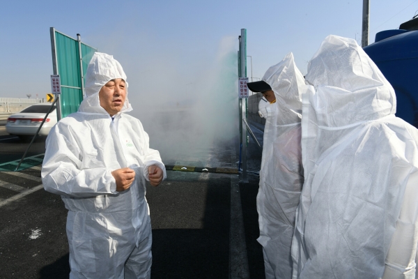 AI방역초소를 현장점검 하는 황선봉 군수