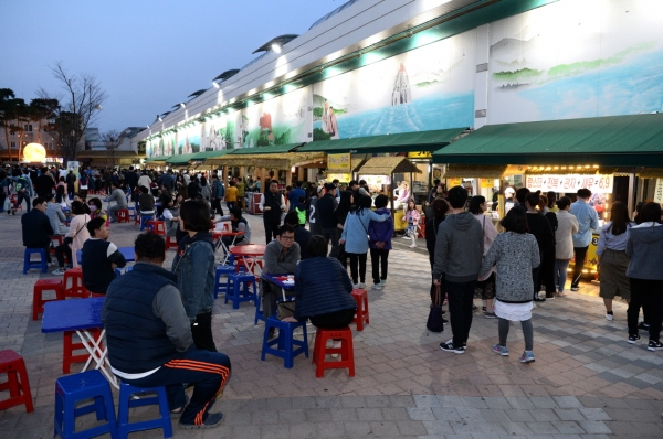 지난 공주 밤마실 야시장 모습