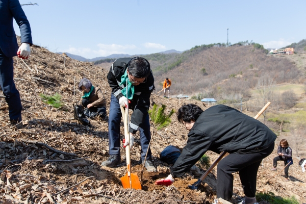 74회 식목일기념 청양군 나무심기행가-김돈곤 군수(좌) 구기수 군의장(우).