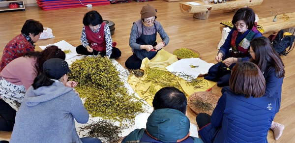 강릉 성산면 어흘리 마을주민들이 최근 국립대관령치유의숲에서 열린 '약선차 만들기 교육'에 참가하고 있다.