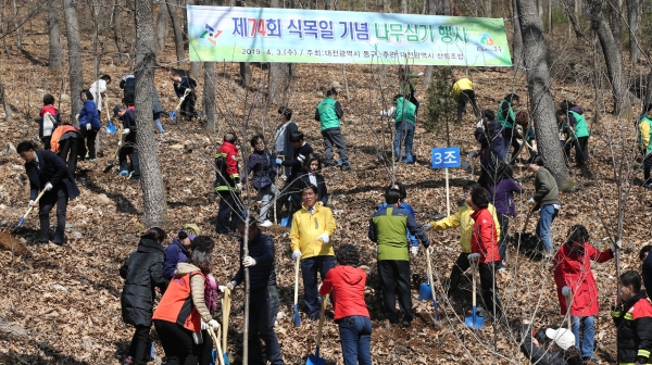 식목일 나무심기 행사 모습